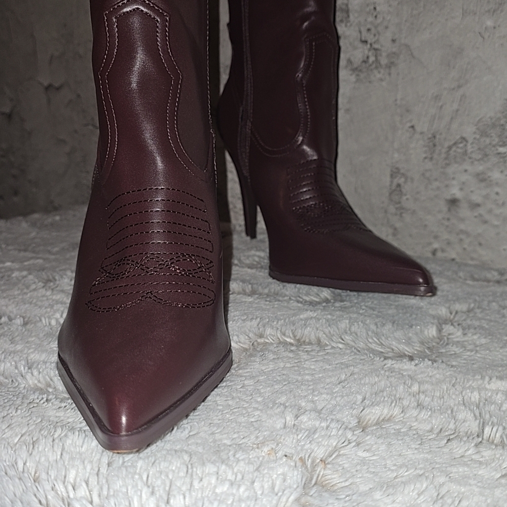 Elegant Burgundy Women's Boots